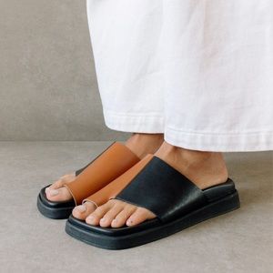 ALOHAS Toe Ring Sandals Black & Tan Size 38